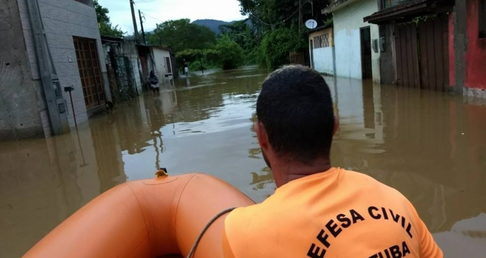 Equipes da prefeitura e da Defesa Civil vararam a noite dando atendimento �s fam�lias atingidas