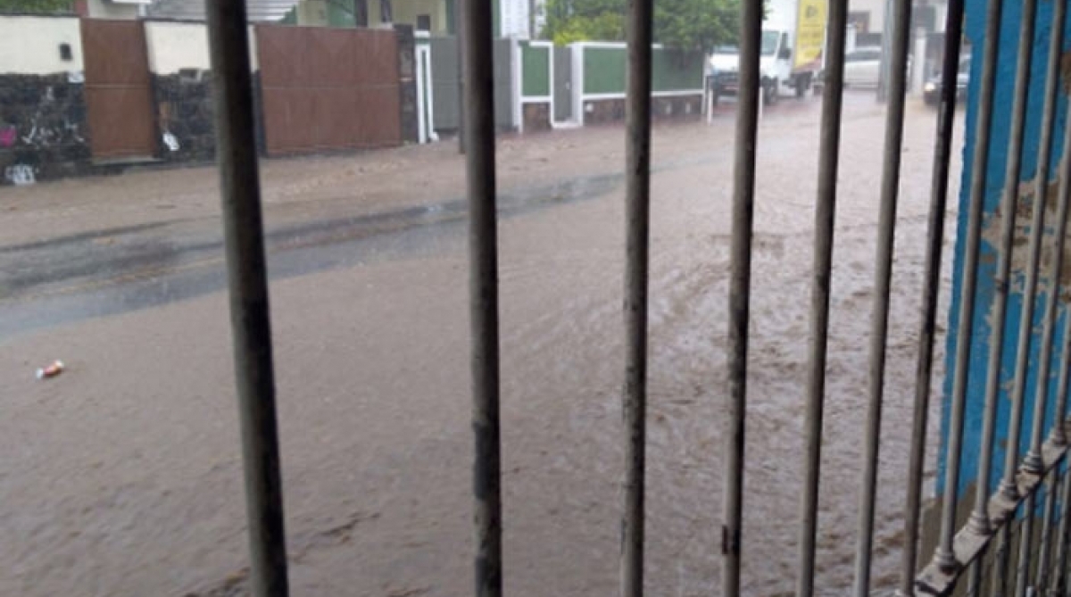 Chuva alagou ruas no bairro Santa Rosa, em Niterói - Reprodução Twitter