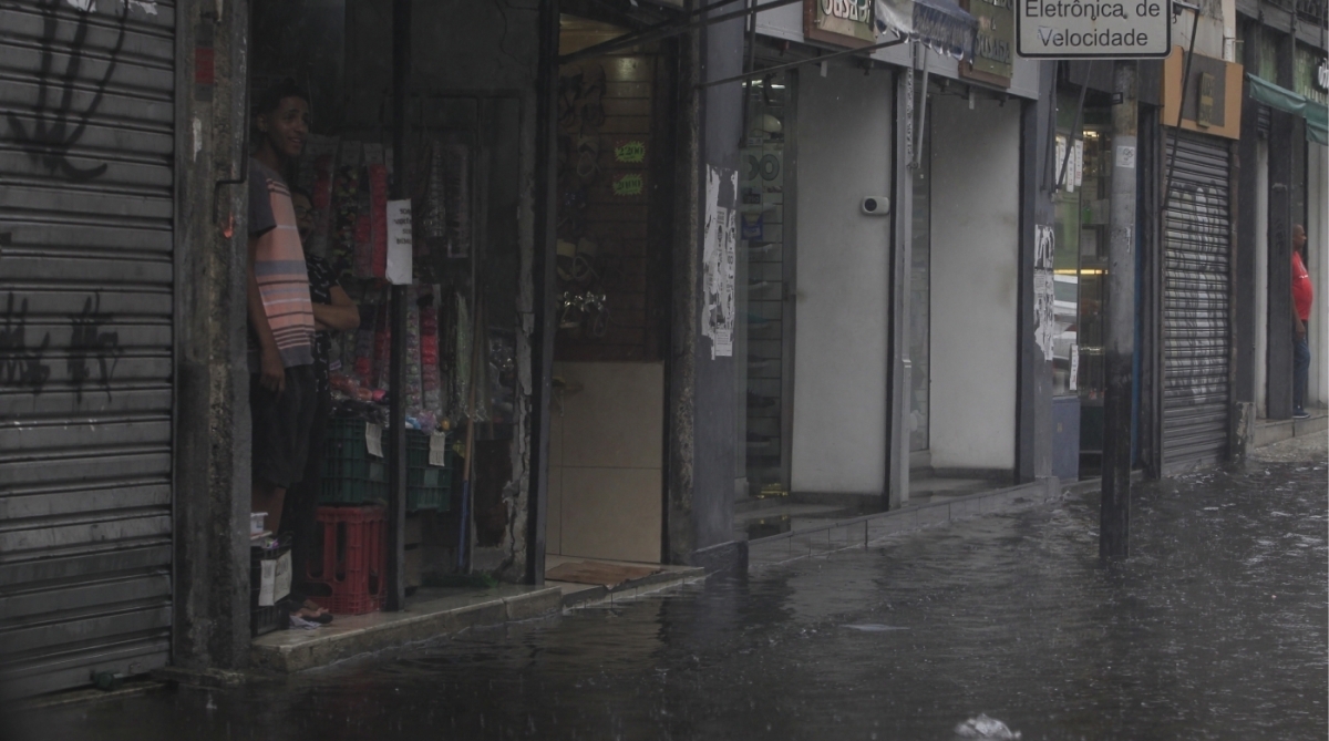 Rio,23/02/2018 - Chuva alaga ruas do Centro do Rio.  Foto de Ma&iacute;ra Coelho/Ag&ecirc;ncia O Dia. Cidade, Desastre, V&iacute;timas, Clima, Tempo, Agua, Alagamento,