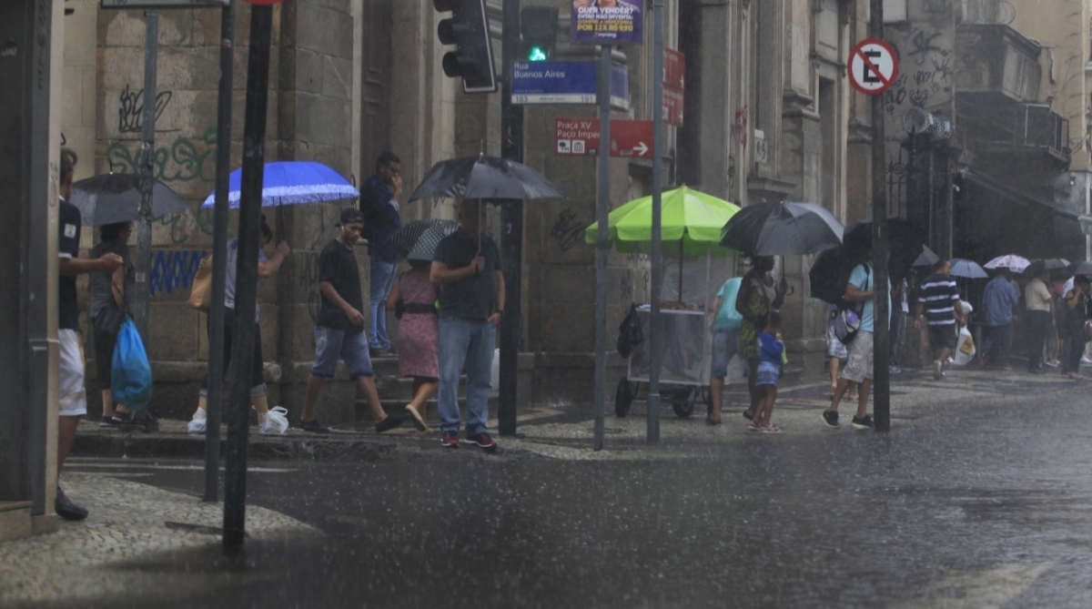Rio,23/02/2018 - Chuva alaga ruas do Centro do Rio.  Foto de Ma&iacute;ra Coelho/Ag&ecirc;ncia O Dia. Cidade, Desastre, V&iacute;timas, Clima, Tempo, Agua, Alagamento,