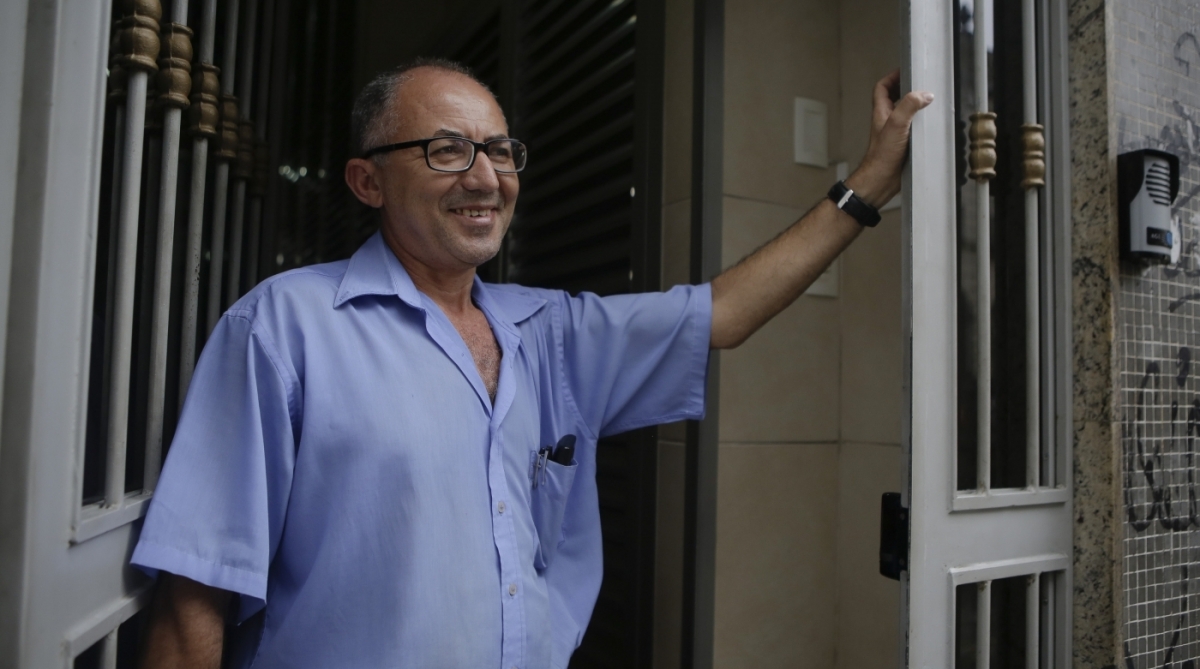 23/02/2018 - O porteiro Franscisco Ferreira do Nascimento trabalhar a 30 anos como porteiro na Lapa. Foto: Luciano Belford / Agencia O Dia