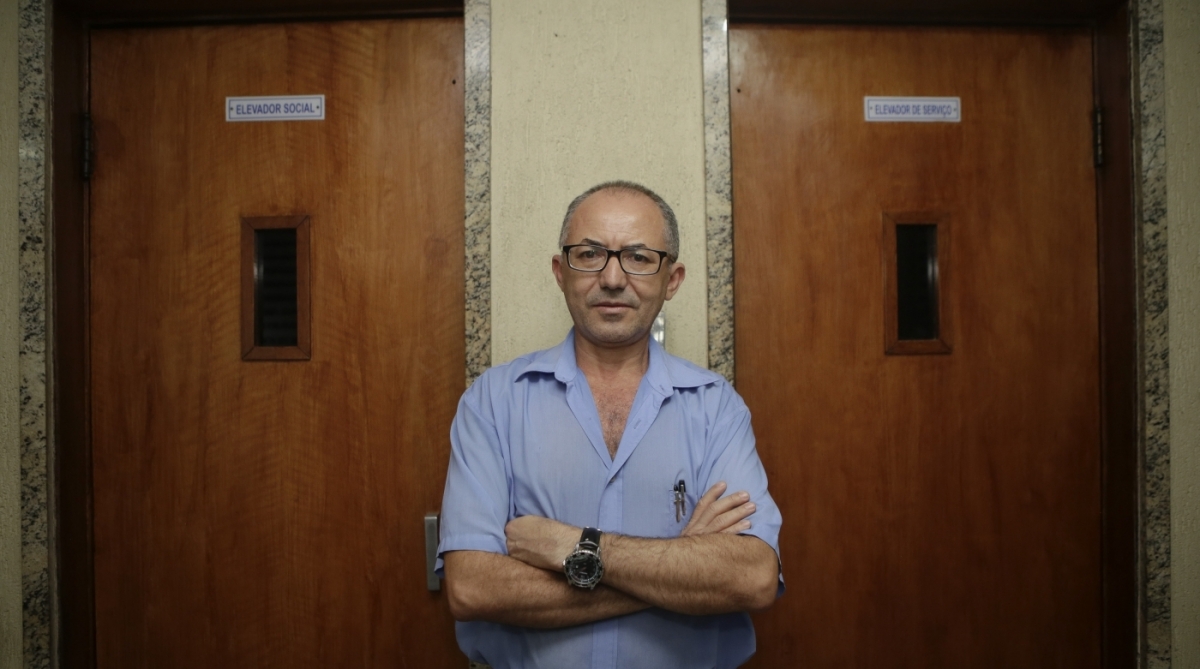 23/02/2018 - O porteiro Franscisco Ferreira do Nascimento trabalhar a 30 anos como porteiro na Lapa. Foto: Luciano Belford / Agencia O Dia