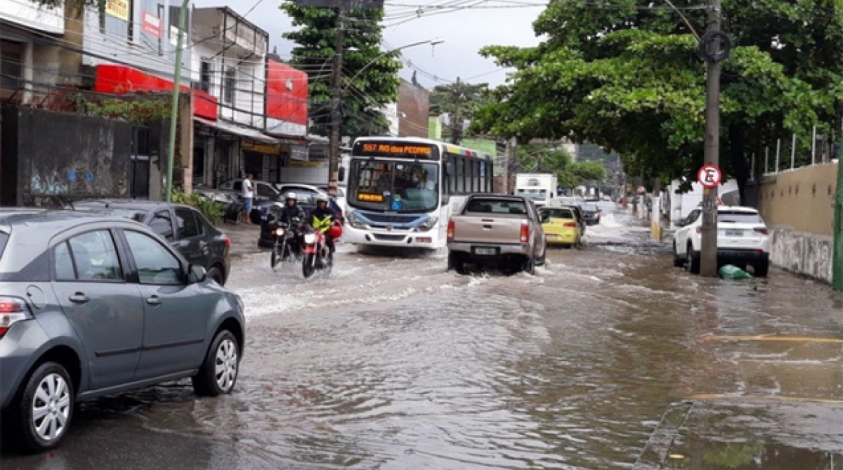 Há trechos da Estrada da Barra da Tijuca com bolsões d'água