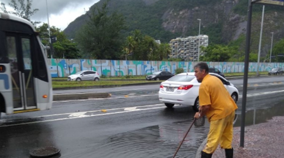 Equipe da Seconserma atua em bolsão d'água na Avenida Armando Lombardi, na altura da Rua Manuel Brasiliense