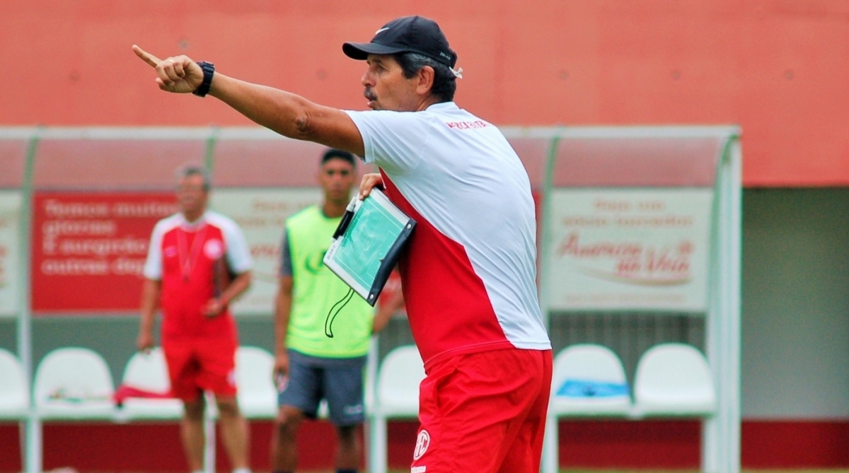 Duílio, técnico do América, passa instruções aos jogadores: time rubro precisa vencer Bonsucesso para se salvar - Laís Patrício / America Rio