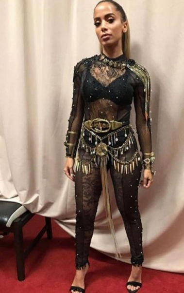 Anitta posando com o look escolhido para as apresenta��es de 