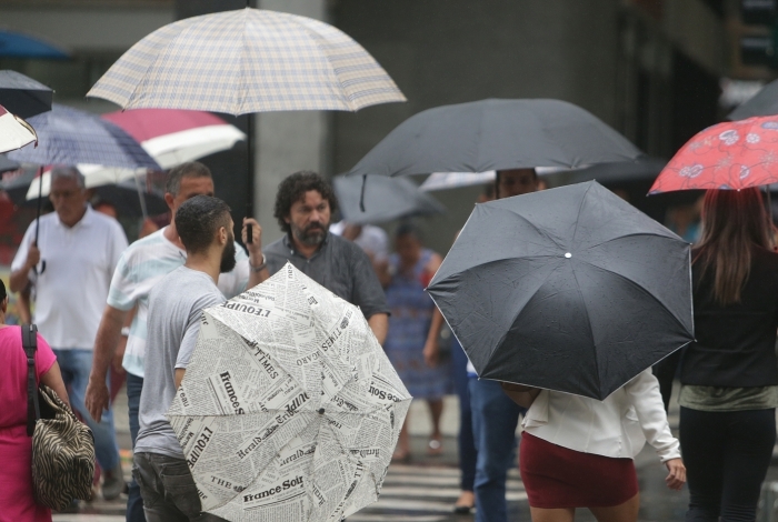 Clima Tempo. Tarde de chuva forte no Rio de Janeiro no Centro do Rio. Cariocas andam nas cal�adas da Av. Rio Branco com seus guarda-chuvas. Foto: Daniel Castelo Branco / Ag�ncia O Dia