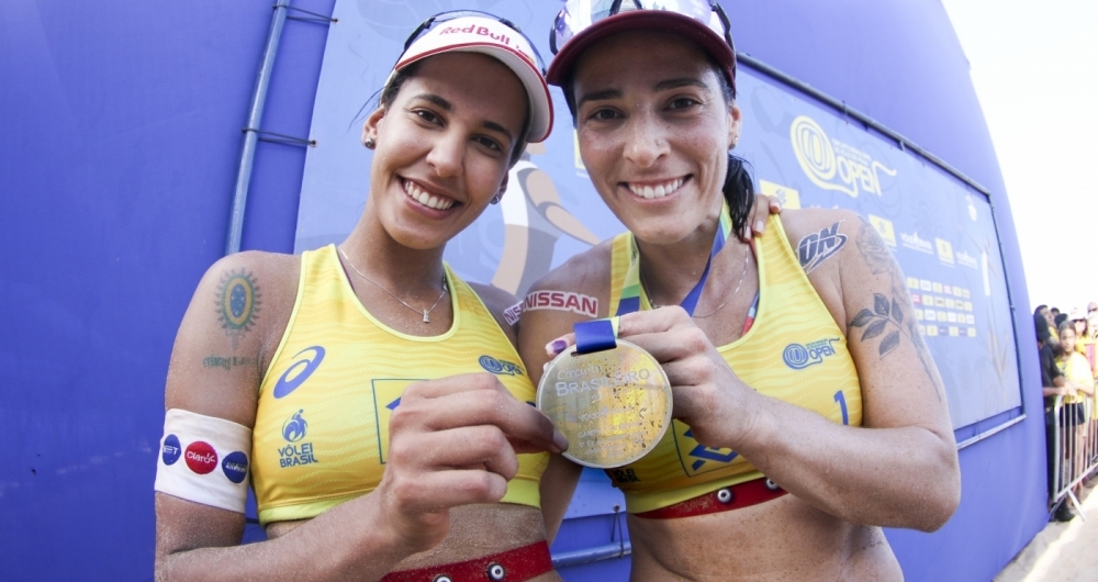 Duda e Ágatha com a medalha de ouro da etapa de João Pessoa do Circuito Brasileiro de vôlei de praia
