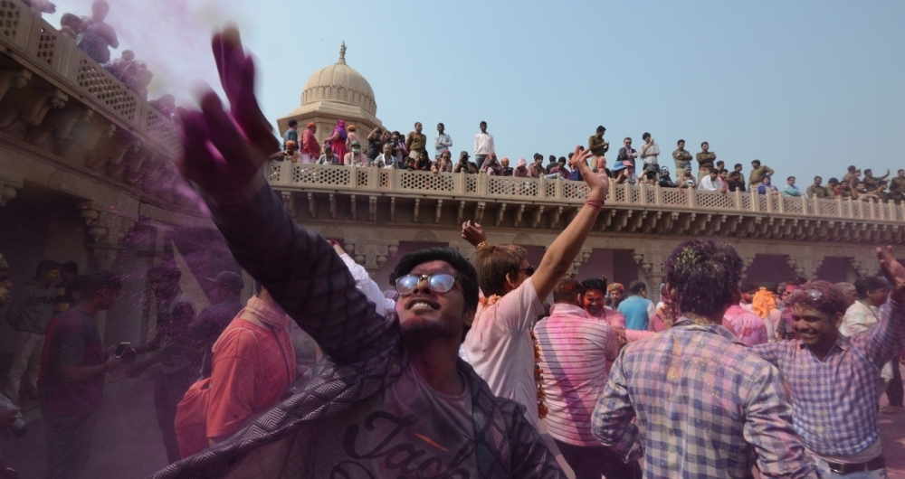 Na ndia, hindus celebram o Holi, festival que d as boas-vindas ao calor da primavera. Muito talco colorido e ptalas de rosas so jogados