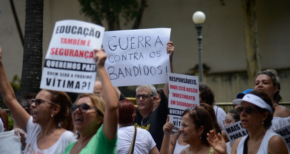 Manifestantes fizeram passeata em protesto contra aumento da viol�ncia, em Laranjeiras. Com frases em cartazes e camisas, moradores cobraram das autoridades por seguran�a e pediram paz