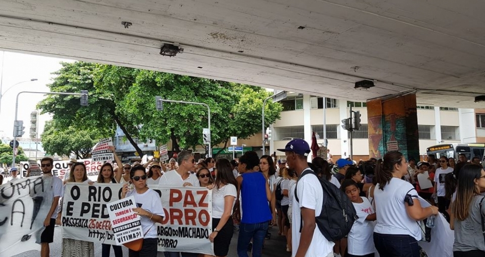 Moradores v�o �s ruas manifestar contra a viol�ncia no Rio e Regi�o Metropolitana