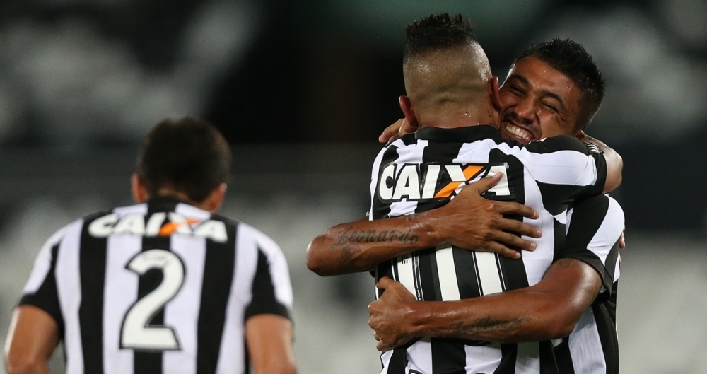 Kieza comemora seu gol durante a partida entre Botafogo x Cabofriense