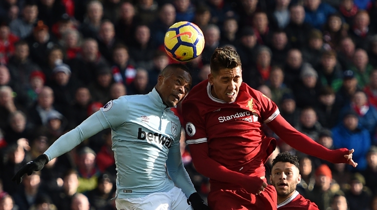Evra disputa a bola com Firmino