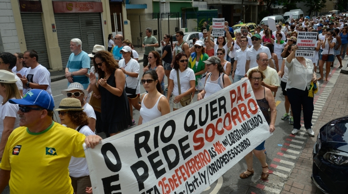 Rio de Janeiro - Manifestantes fazem passeata em protesto contra aumento da violência,  por segurança, em Laranjeiras  (Fernando Frazão/Agência Brasil)