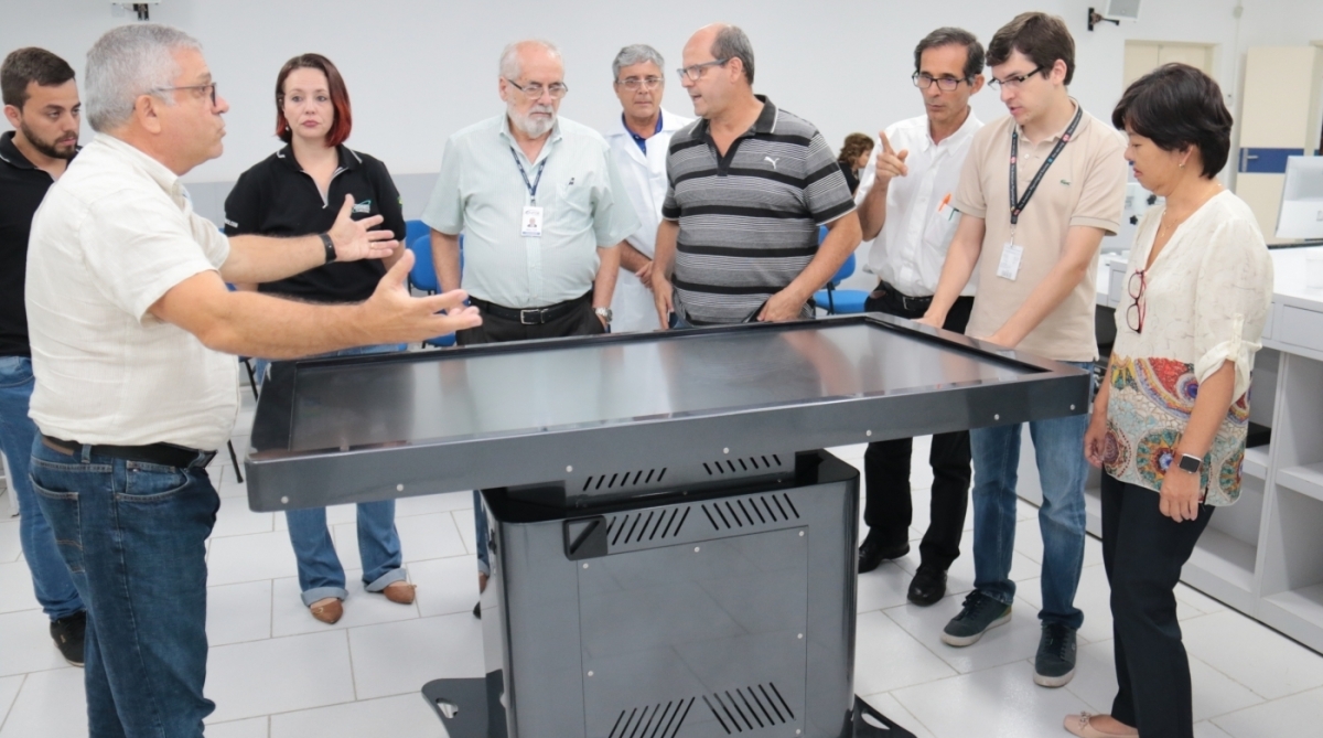 Reitora da UniFOA (última à direita), Claudia  Yamada Utagawa, observa um dos equipamentos com equipe de Medicina, liderada pelo coordenador do curso, Geraldo Assis Cardoso