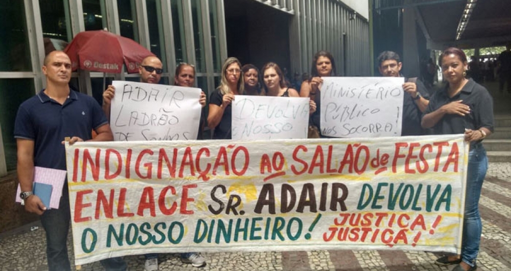 Manifestantes fazem protesto contra casa de festas Enlace, na Carioca, Centro do Rio