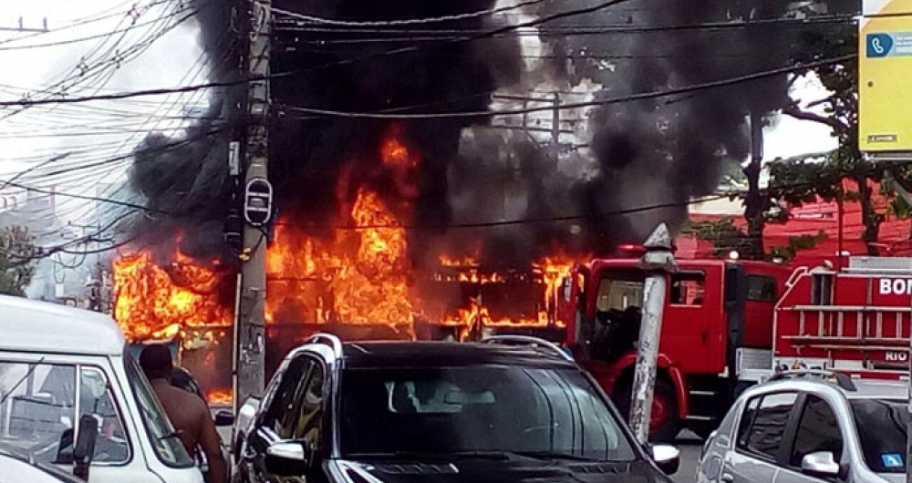 Depois da opera��o, um �nibus foi incendiado em Campinho