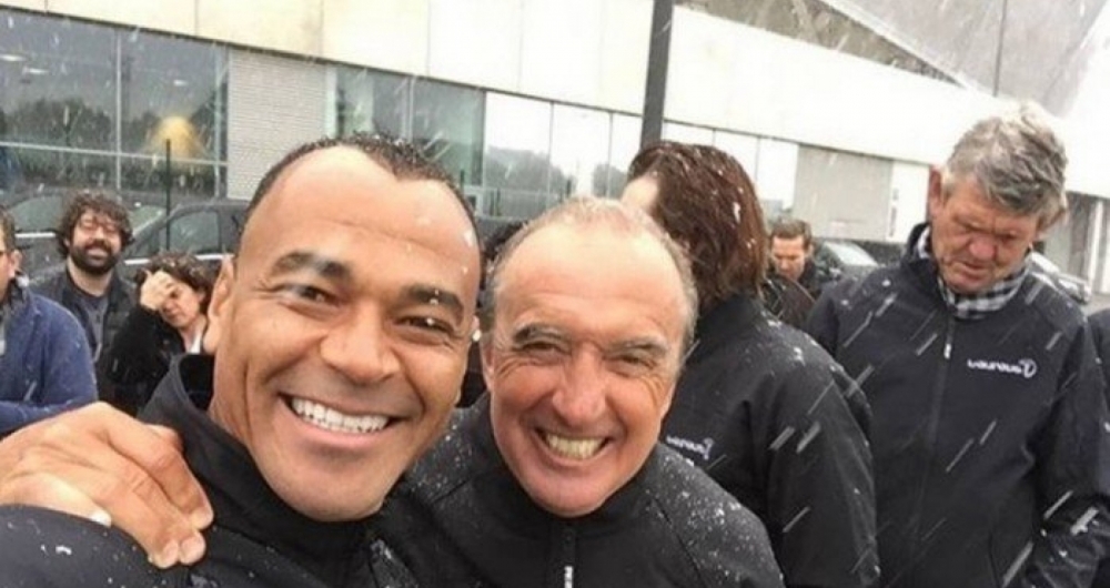 Cafu posa ao lado de lenda do rugby argentino em evento da Laureus