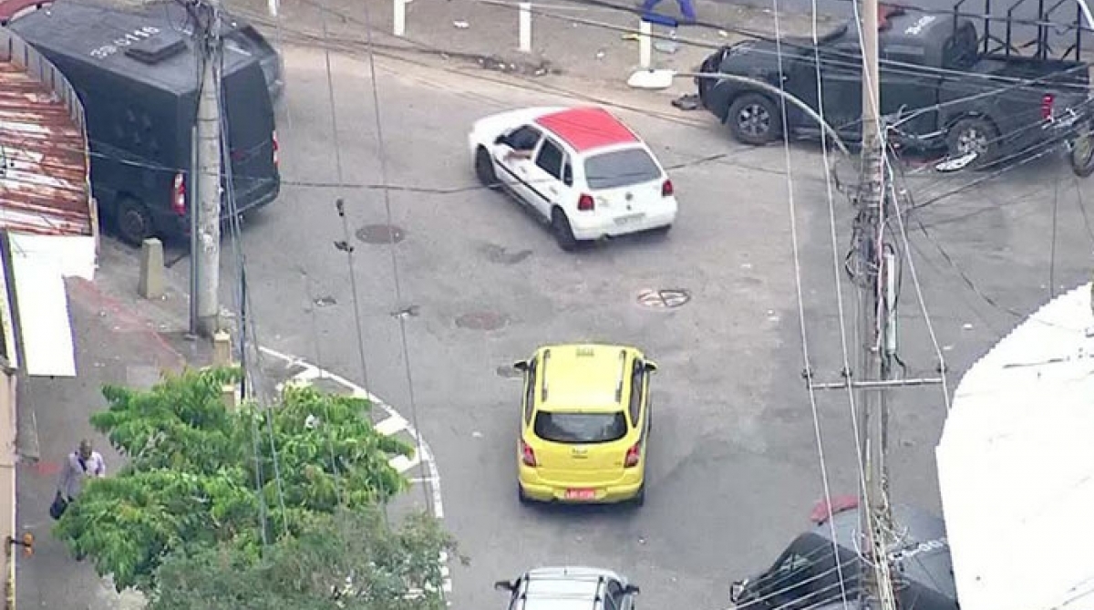 Policiais do Batalhão de Choque fazem operação no Lins na manhã desta segunda-feira - Reprodução TV Globo