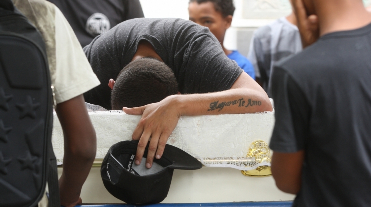 Pai do menino Marlon chorou em cima do caixão do filho. Criança foi morta ao ser atingida por bala na cabeça - Estefan Radovicz / Agência O Dia           