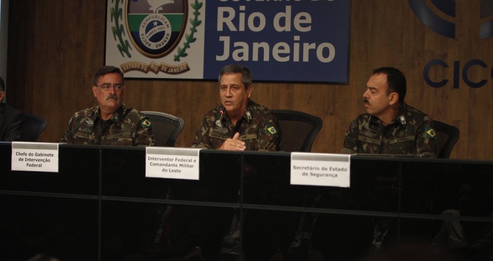 Ao lado do chefe de Gabinete, Mauro Sinott, e do secretrio de Segurana, Richard Nunes, o interventor da Segurana, general Braga Netto, disse que o Rio serve de 