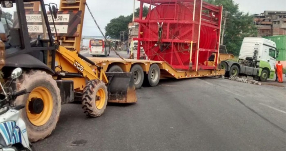 Carreta quebrou e fechou trecho da Avenida Brasil