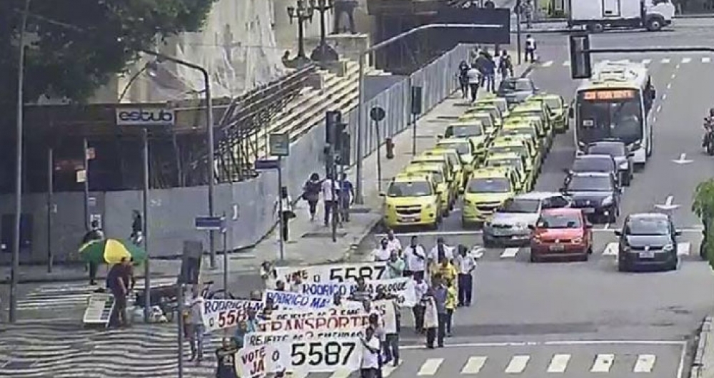 Taxistas fizeram manifesta��o no Centro do Rio