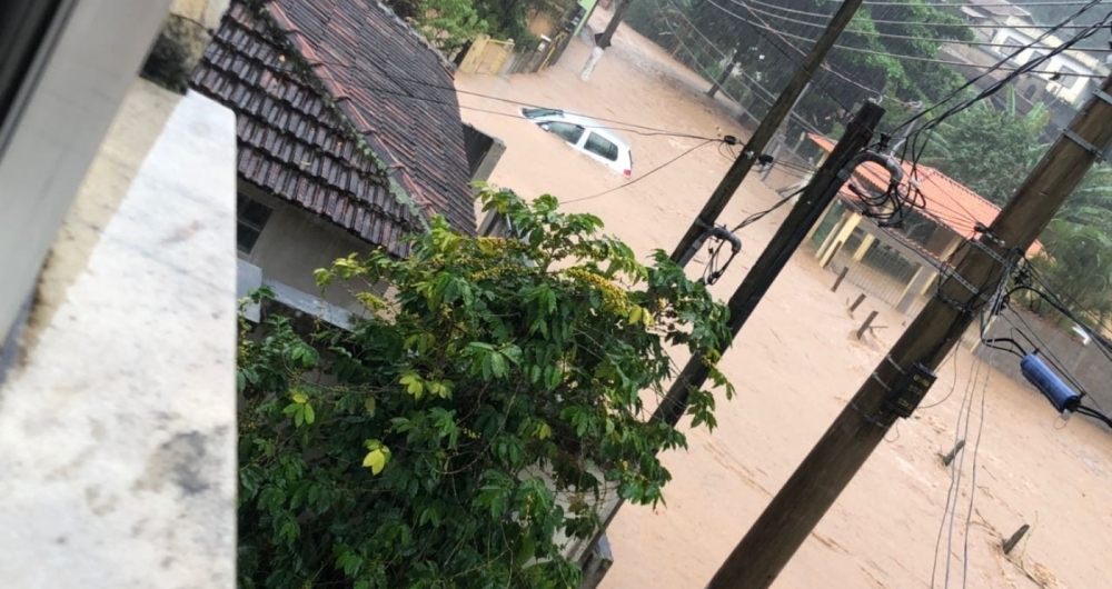 Região Central de Vassouras alagada por conta da forte chuva que caiu nas últimas horas
