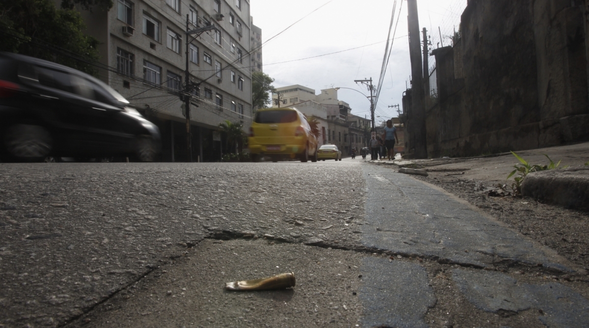 Cápsula encontrada no chão da avenida depois do tiroteio entre bandidos e policiais militares - Severino Silva