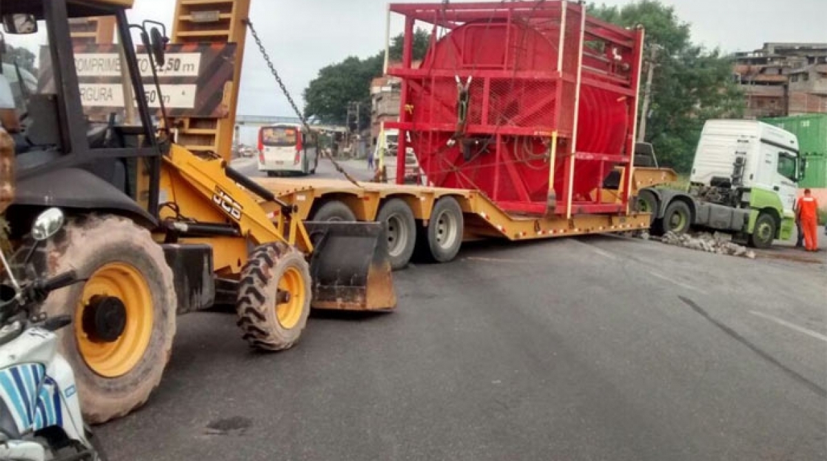 Carreta quebrou e fechou trecho da Avenida Brasil - Centro de Operações Rio