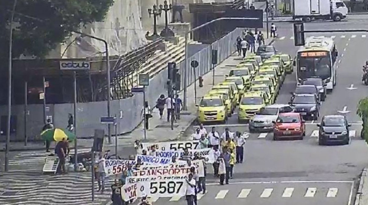 Taxistas fizeram manifestação no Centro do Rio - Divulgação