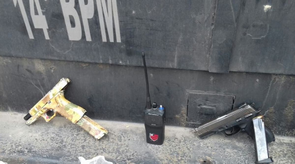 Duas pistolas e um radiotransmissor foram apreendidos - Divulgação