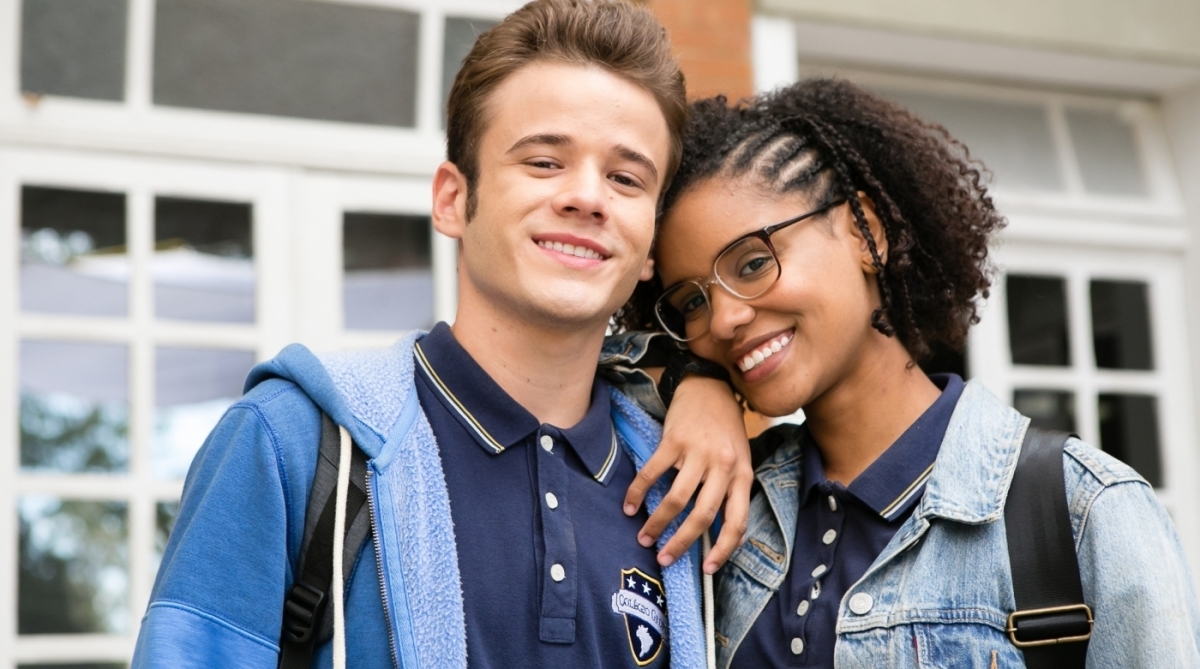 Jota (Hall Mendes) e Ellen (Heslaine Vieira), uma das five, de 'Malhação'