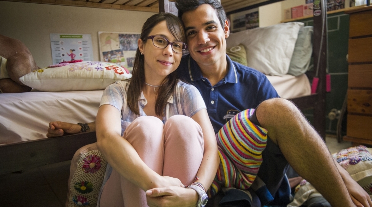 Benê (Daphne Bozaski), uma das five, e Guto (Bruno Gadiol), de 'Malhação