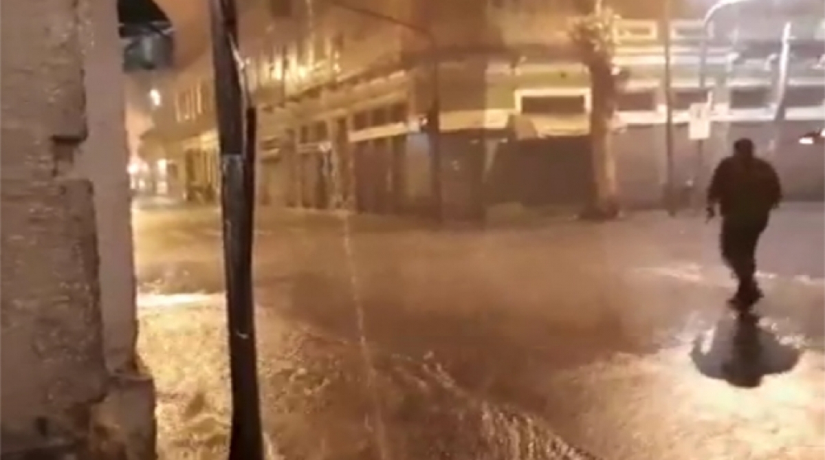 Chuva forte atinge a cidade do Rio. Na foto, Rua do Senado com Gomes Freire  