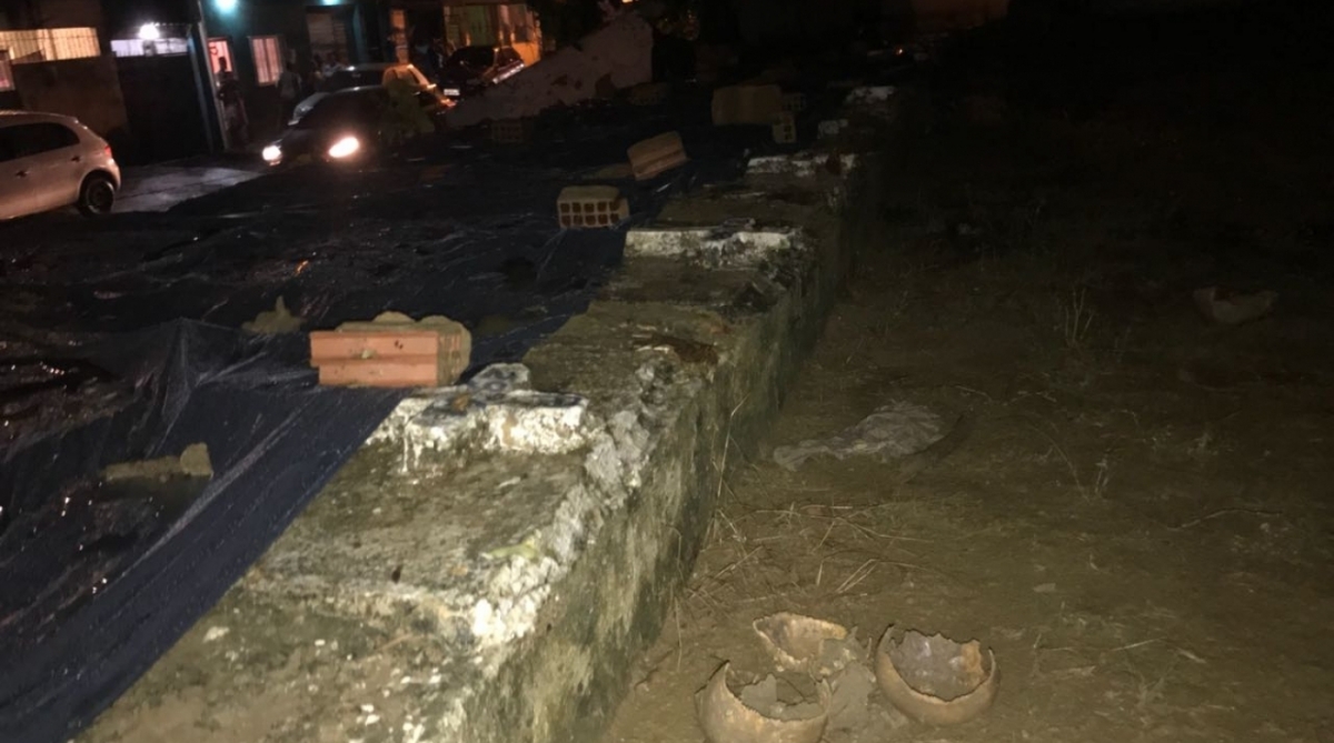 Parte do muro do Cemitério Nossa Senhora das Graças, em Caxias, cedeu. Ossos foram parar na rua
