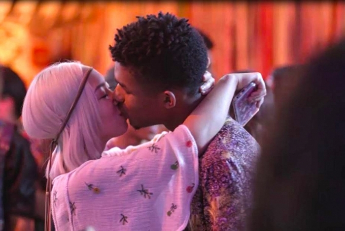 Tina (Ana Hikari), uma das five, e Anderson (Juan Paiva), de 'Malhação' - Reprodução