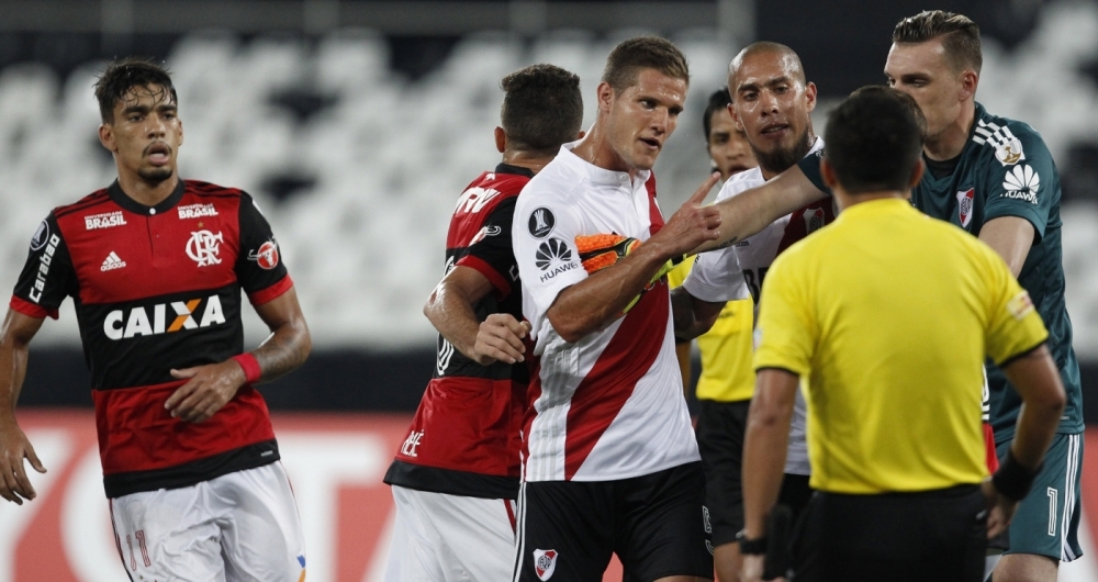 Arbitragem irritou bastante os jogadores no Engenhão