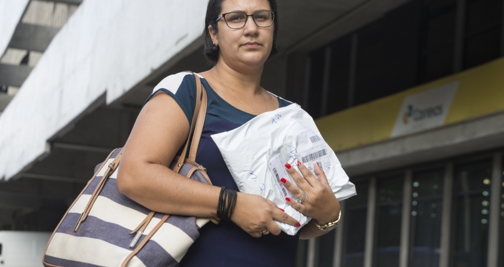 �urea Patr�cia de Souza considera a cobran�a da taxa como uma falta de respeito. Desde novembro, ela n�o recebe encomenda em casa