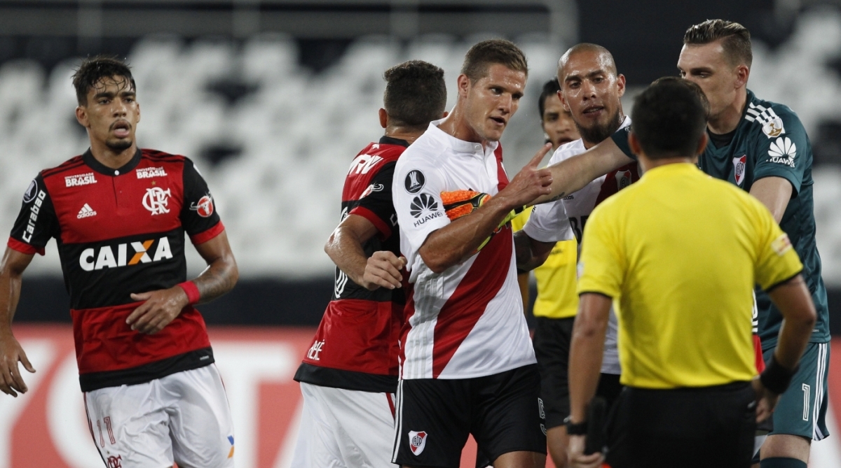 Arbitragem irritou bastante os jogadores no Engenhão - Alexandre Brum