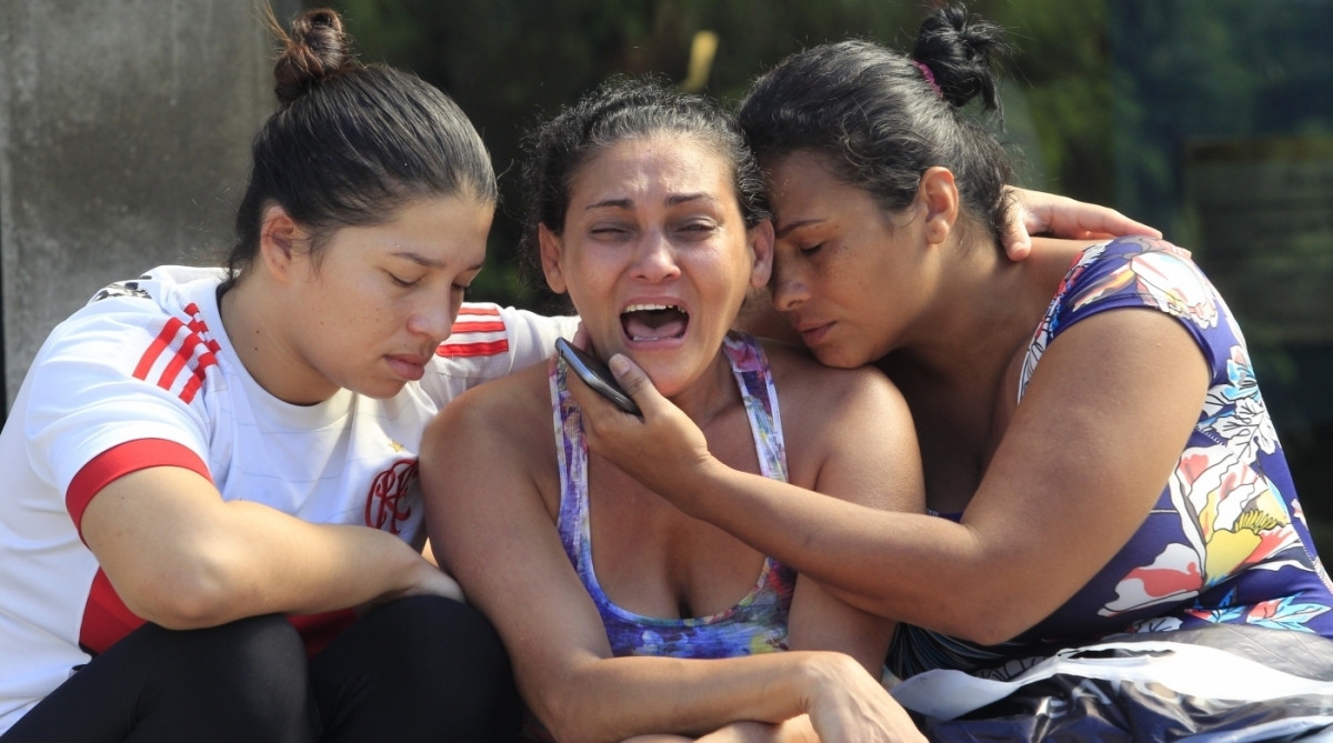 Rio,28/02/2018 - Ao centro,Lenilda de Alencar perdeu o filho assassinado com um tiro de fuzil no coração. Ela afirma que foram os policiais da UPP do Caju. Instituto Médico Legal, IML.  Foto de Maíra Coelho/Agência O Dia. Polícia, Intervenção, UPP, Favela, Morro, Drogas, Drama, IML
