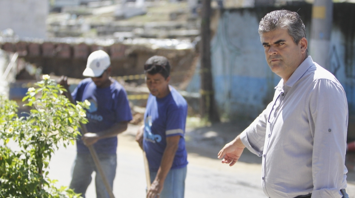 Muro do Cemit&eacute;rio de Duque de Caxias Baixada Fluminense  caiu deixando restos mortais a mostraSeverino  Silva Agencia O Dia