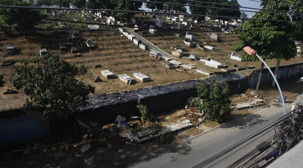 Muro do Cemit&eacute;rio de Duque de Caxias Baixada Fluminense  caiu deixando restos mortais a mostraSeverino  Silva Agencia O Dia
