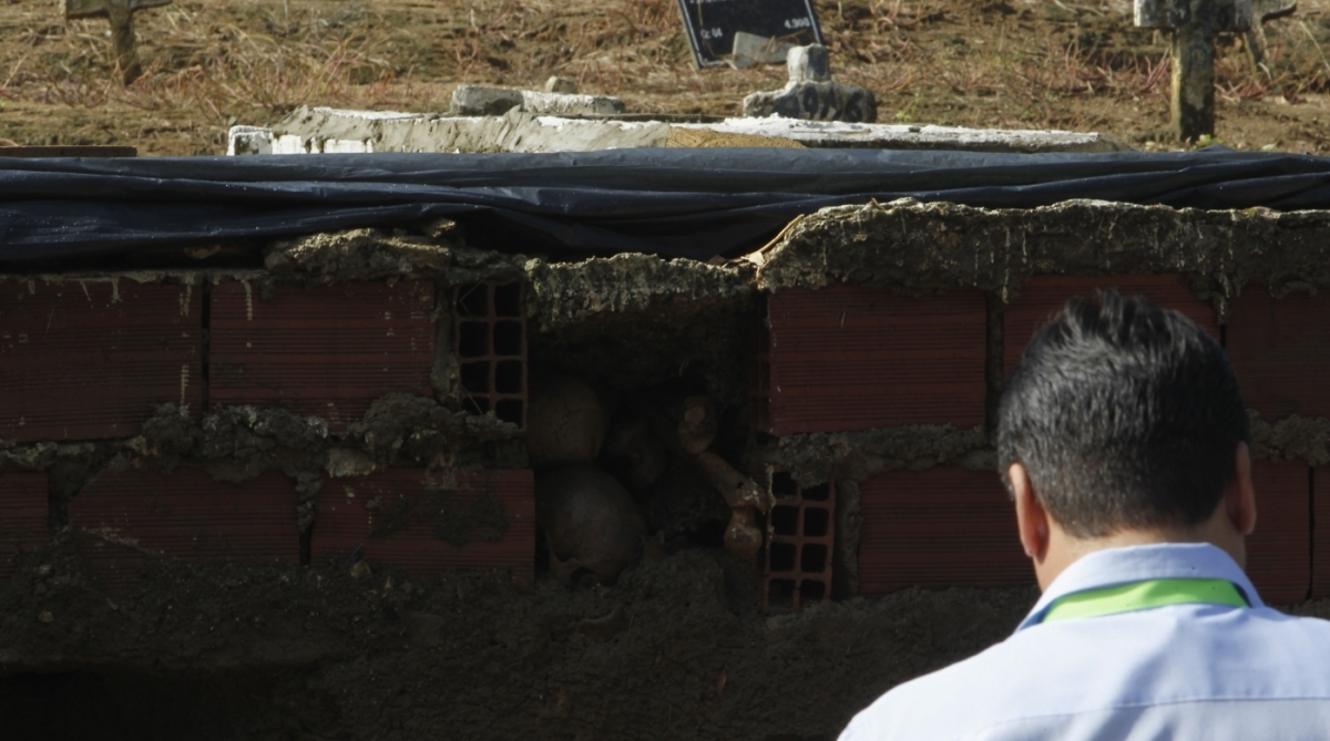 Muro do Cemit&eacute;rio de Duque de Caxias Baixada Fluminense  caiu deixando restos mortais a mostraSeverino  Silva Agencia O Dia
