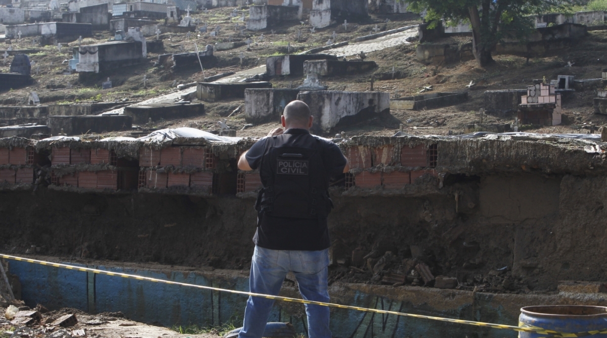 Muro do Cemit&eacute;rio de Duque de Caxias Baixada Fluminense  caiu deixando restos mortais a mostraSeverino  Silva Agencia O Dia
