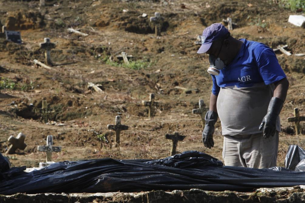 Muro do Cemit&eacute;rio de Duque de Caxias Baixada Fluminense  caiu deixando restos mortais a mostraSeverino  Silva Agencia O Dia