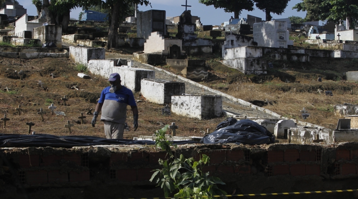 Muro do Cemit&eacute;rio de Duque de Caxias Baixada Fluminense  caiu deixando restos mortais a mostraSeverino  Silva Agencia O Dia