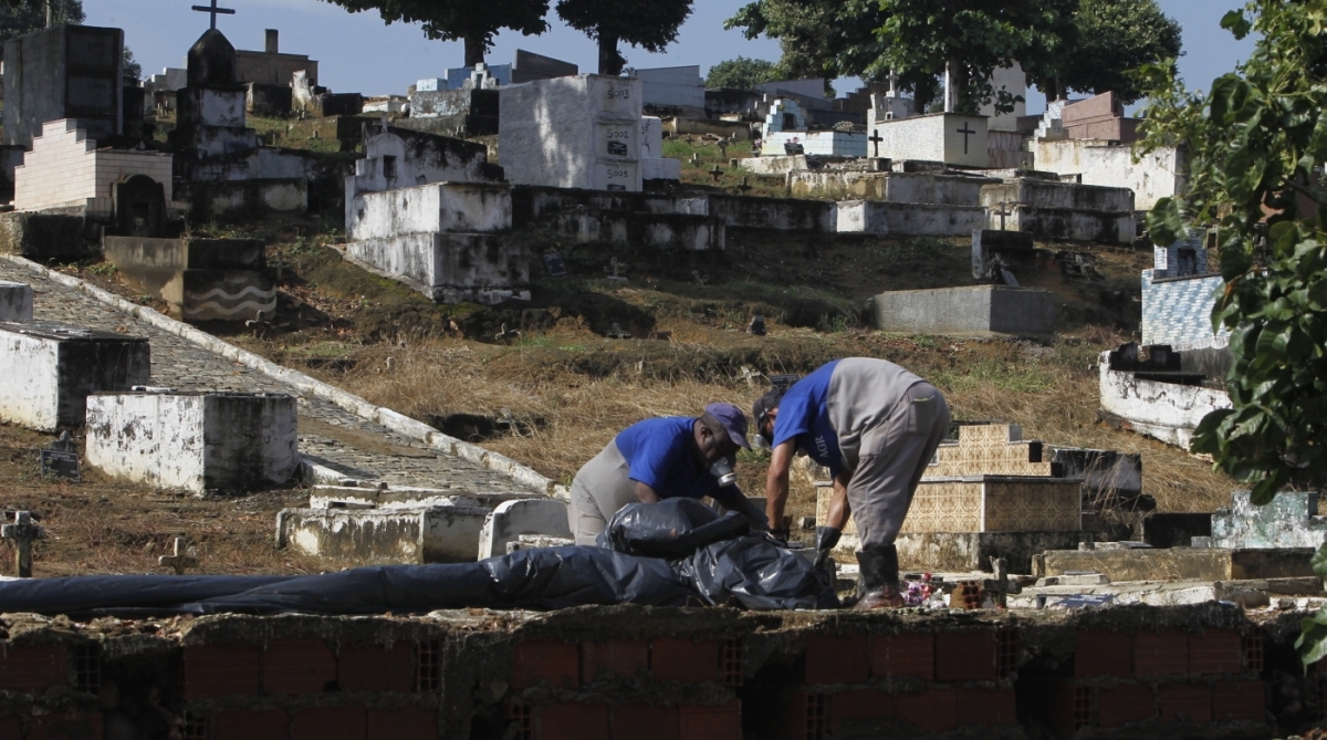 Muro do Cemit&eacute;rio de Duque de Caxias Baixada Fluminense  caiu deixando restos mortais a mostraSeverino  Silva Agencia O Dia