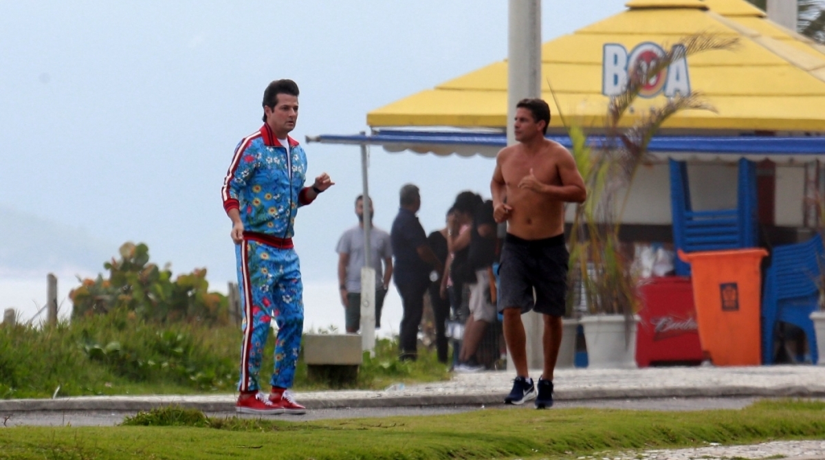 Marcelo Serrado grava cenas do filme 'Crô em Família' na orla da Barra