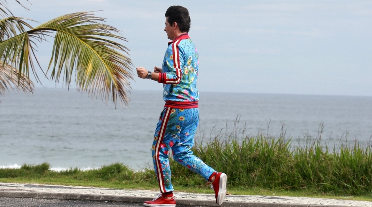 Marcelo Serrado grava cenas do filme 'Crô em Família' na orla da Barra